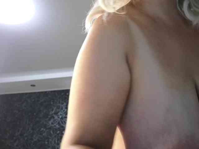 BlondieGirl webcam