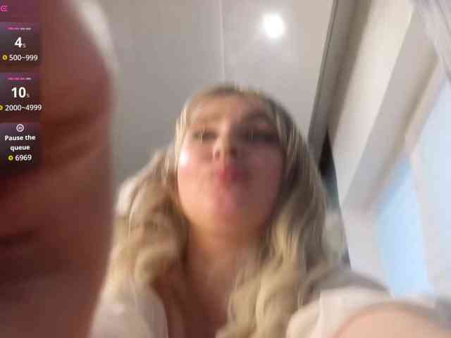 BlondieGirl webcam