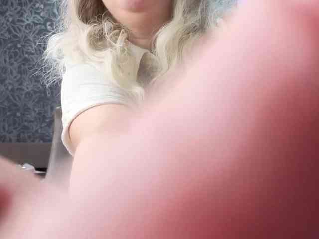 BlondieGirl webcam