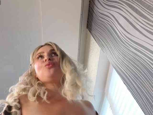BlondieGirl webcam