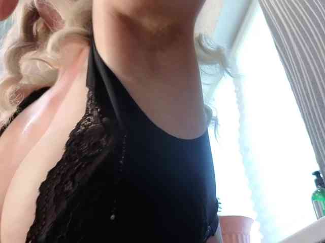 BlondieGirl webcam