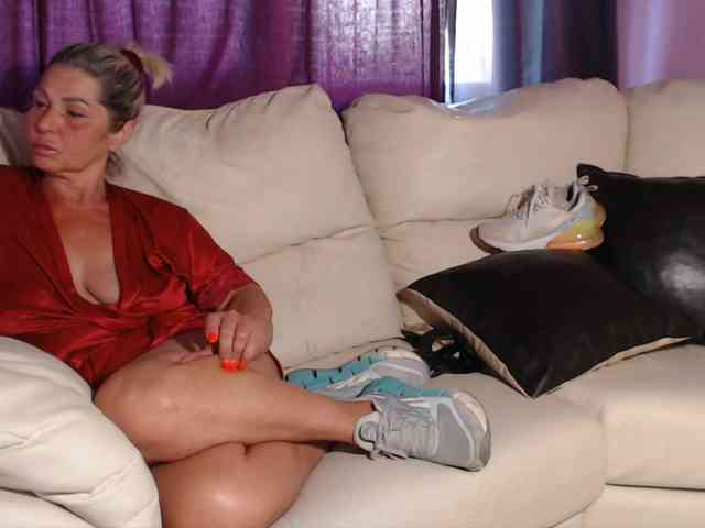 SquirtyMOMMY webcam