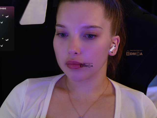 le modèle _Q_ est en webcam porno dans un show sur le site bongacams, il possède les tags suivants: White/Caucasian,Brunette,Shaved