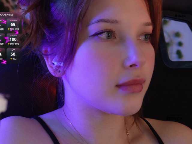 le modèle _Q_ est en webcam porno dans un show sur le site bongacams, il possède les tags suivants: White/Caucasian,Redhead,Shaved