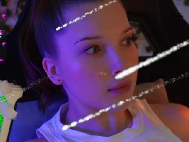 le modèle _Q_ est en webcam porno dans un show sur le site bongacams, il possède les tags suivants: White/Caucasian,Redhead,Shaved