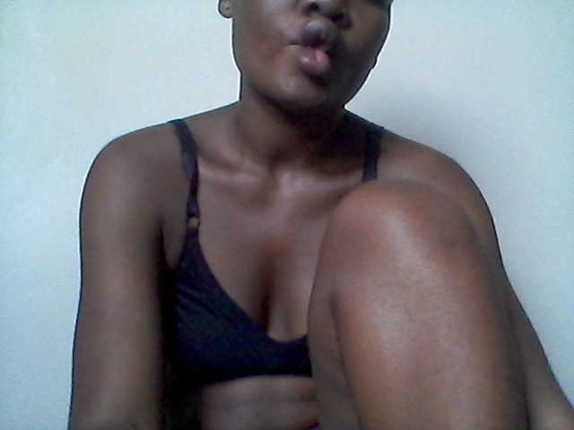 rakisha1 live cam on BongaCams