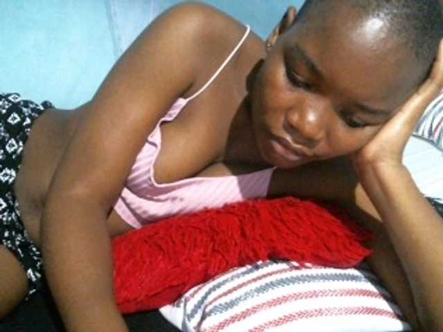 rakisha1 live cam on BongaCams