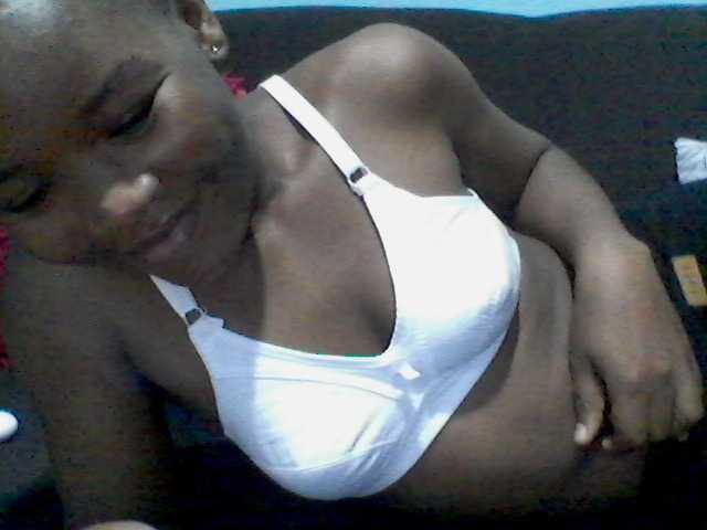 rakisha1 live cam on BongaCams
