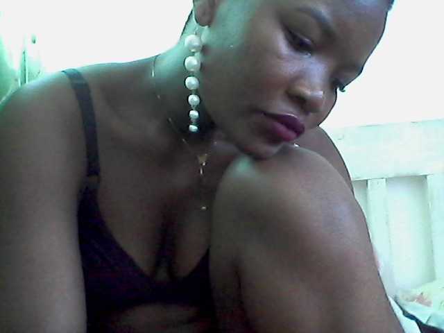 rakisha1 live cam on BongaCams