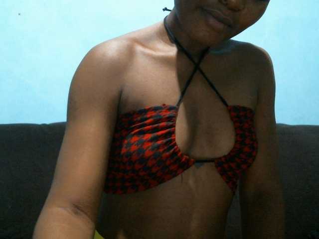 rakisha1 live cam on BongaCams