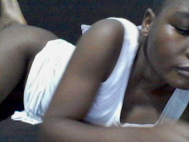 rakisha1 live cam on BongaCams