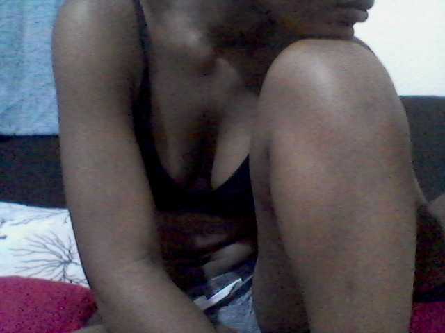 rakisha1 live cam on BongaCams