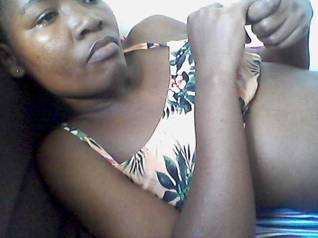 rakisha1 live cam on BongaCams