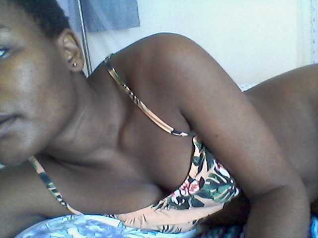 rakisha1 live cam on BongaCams