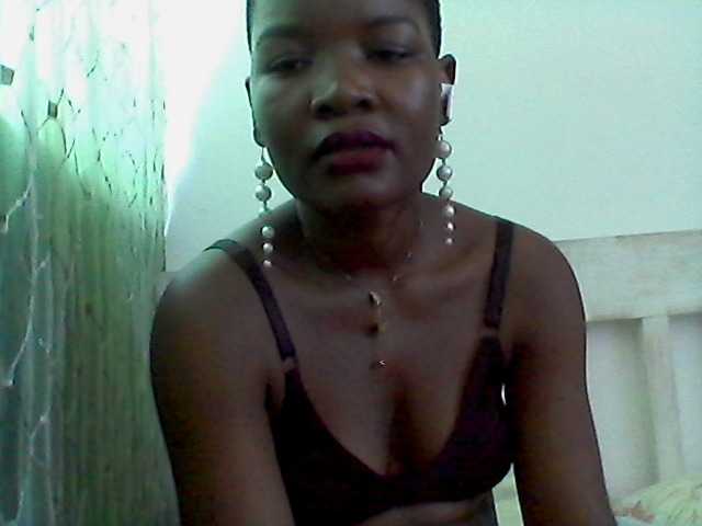 rakisha1 live cam on BongaCams
