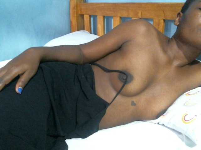 rakisha1 live cam on BongaCams