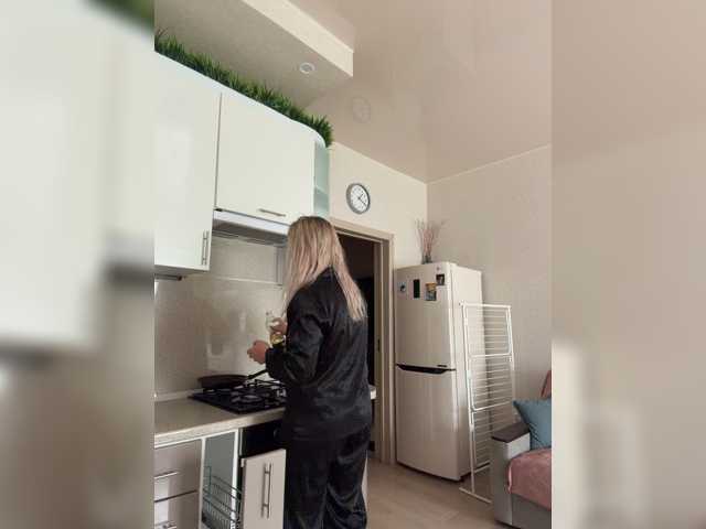 KateMid live cam preview