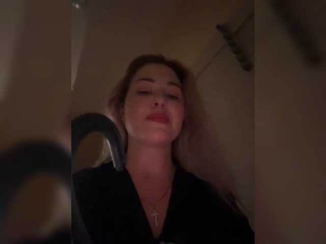 KateMid live cam preview