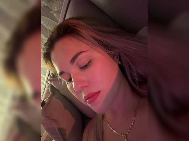 KateMid, en directo ahora en BongaCams