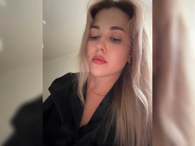KateMid live cam preview