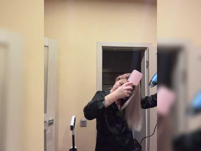 KateMid, live now on BongaCams