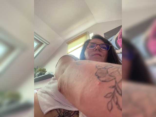 christineswee live cam on UnifiedCams