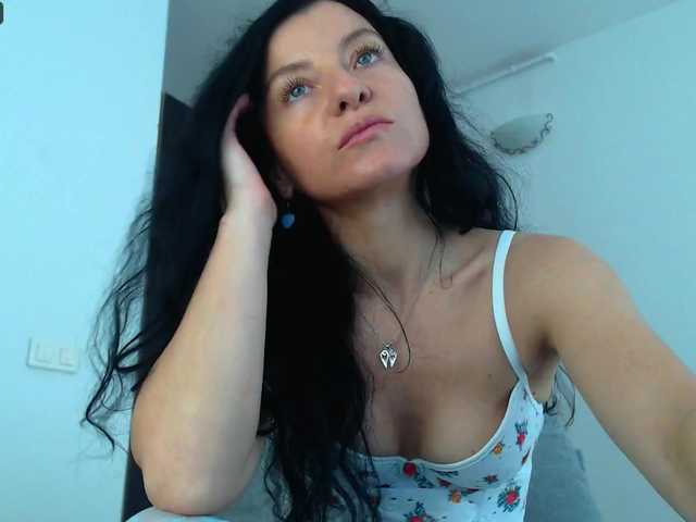 blueyesbaby live cam on BongaCams