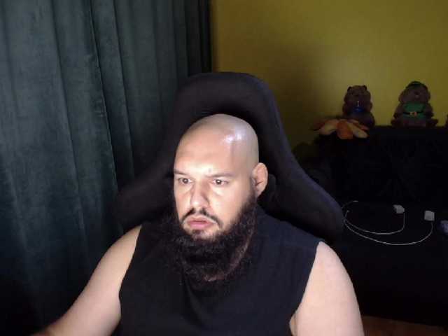 GuesssWho24 — live male cam
