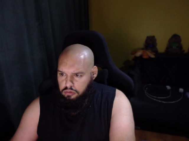 GuesssWho24 — live male cam