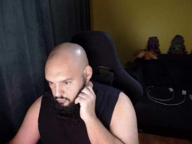 GuesssWho24 — live male cam