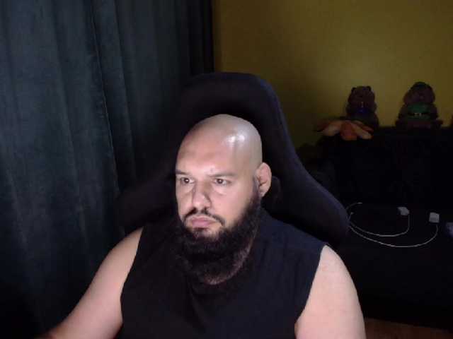 GuesssWho24 — live male cam