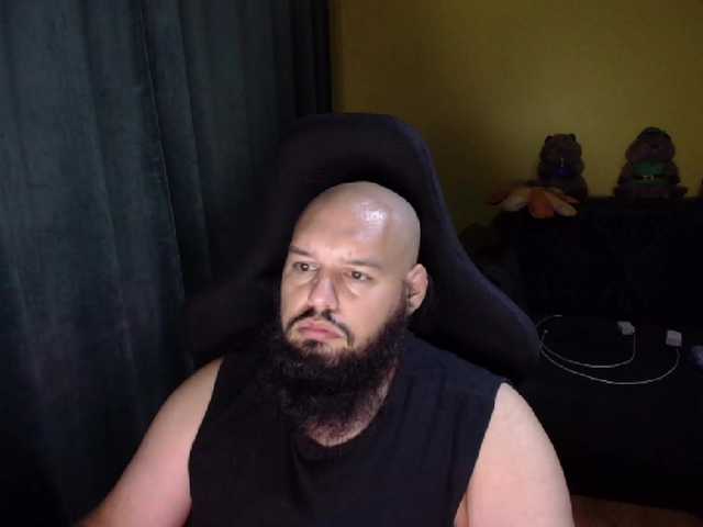 GuesssWho24 — live male cam