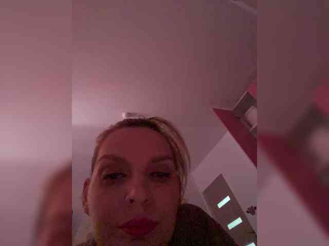 AmelieX69 webcam
