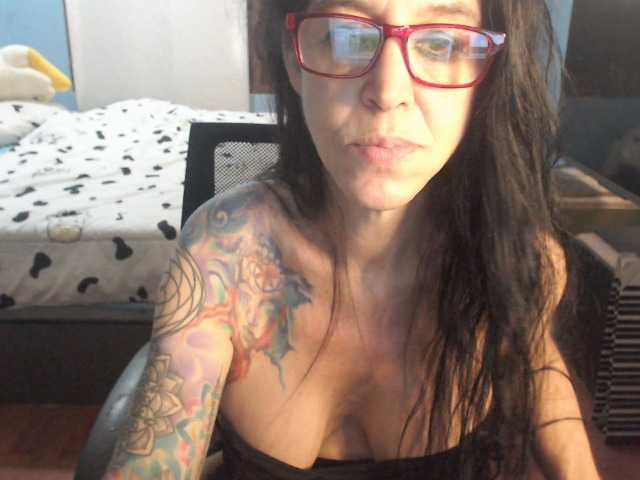 le modèle VenusX1 est en webcam porno dans un show sur le site bongacams, il possède les tags suivants: White/Caucasian,Brunette,Hairy