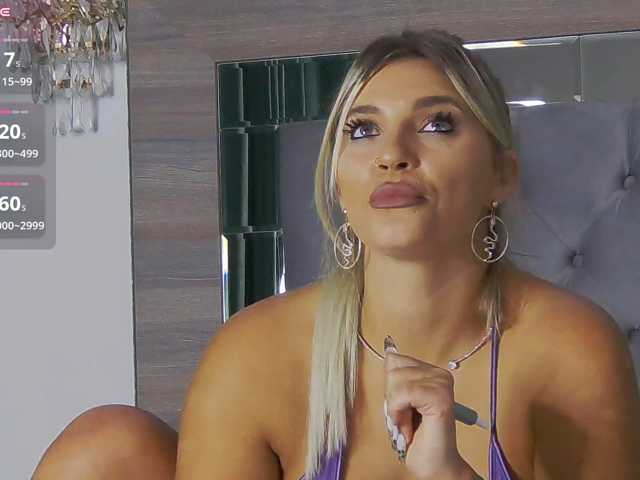 lorehottie live cam on BongaCams