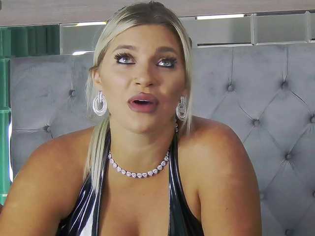 lorehottie live cam on BongaCams