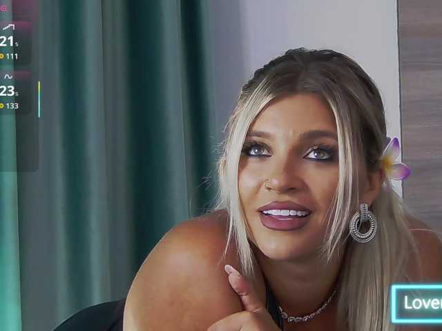 LoreHottie live cam preview