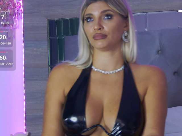 LoreHottie live cam preview