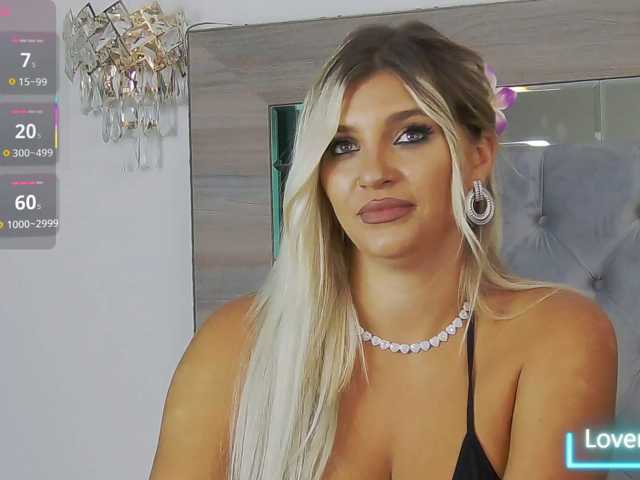 lorehottie live cam on BongaCams