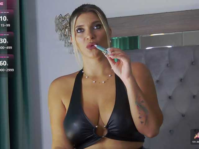 lorehottie live cam on BongaCams