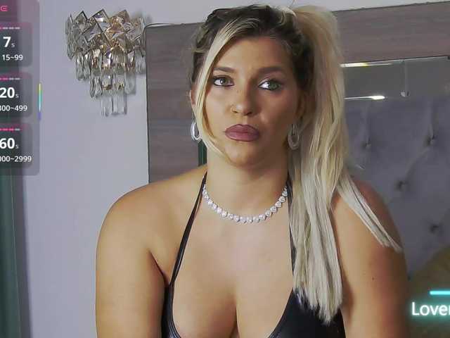 lorehottie live cam on BongaCams