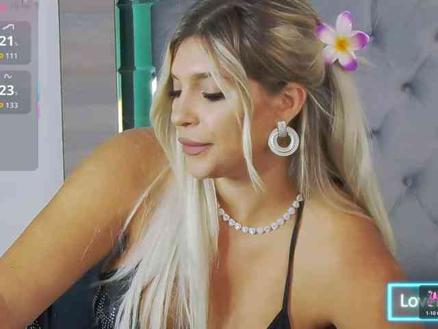 LoreHottie webcam