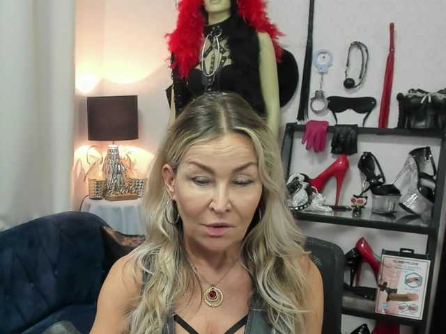 Soft-Crystal ist eine deutsche Camgirl, die für heiße Live-Shows bereitsteht