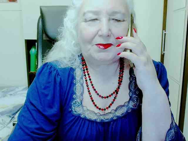 Model ini sedang live sekarang. grannywants
