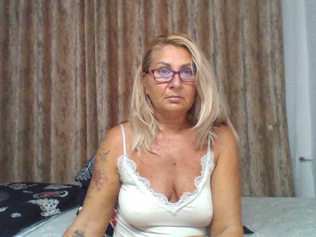 chaudeevely live cam on BongaCams