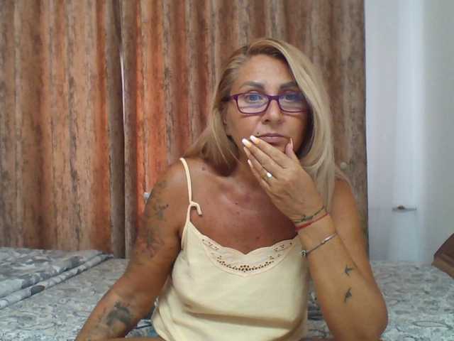 chaudeevely live cam on BongaCams