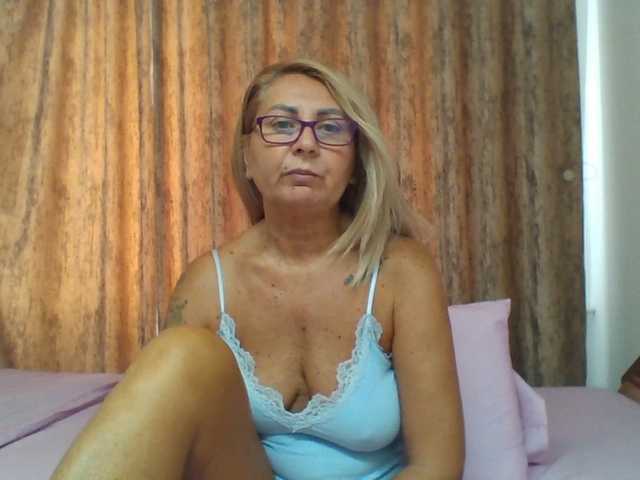 chaudeevely live cam on BongaCams