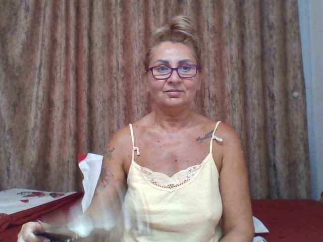 chaudeevely live cam on BongaCams