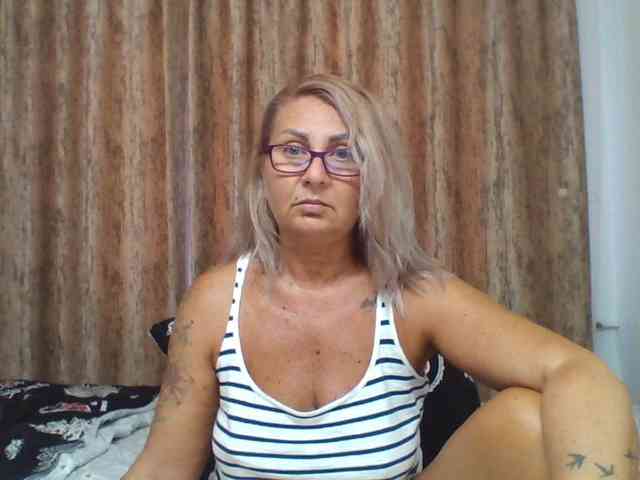 chaudeevely Live Webcam on BongaCams