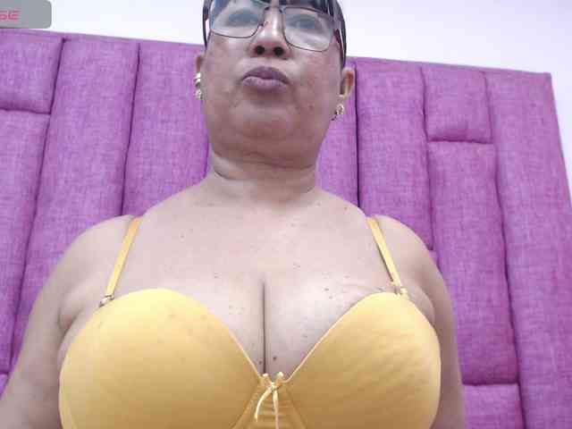 MilfPleasure1 webcam